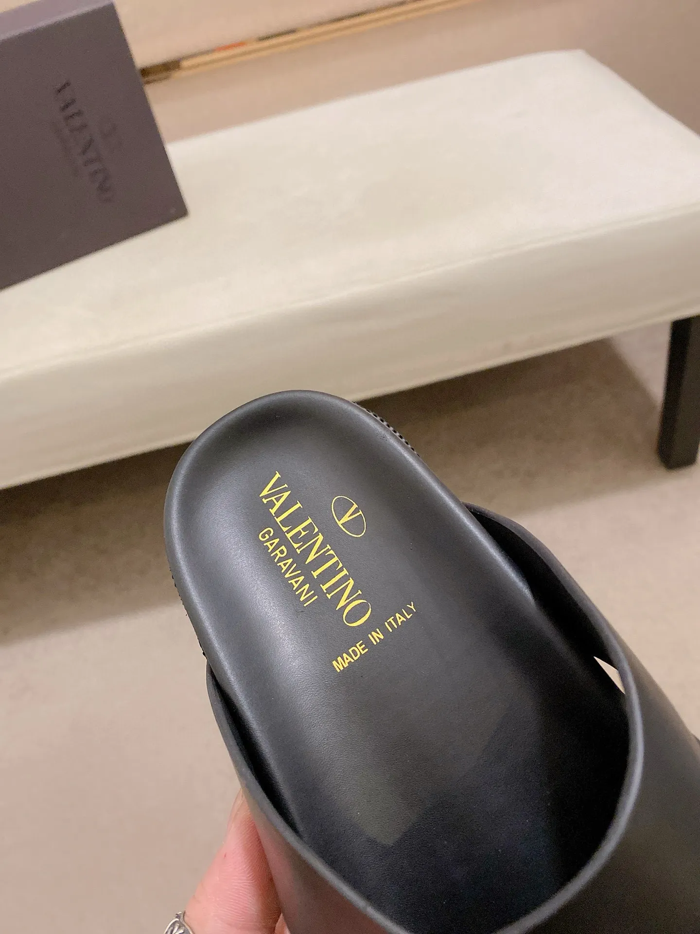 Men's shoes💰: 440💰[Valentino] New men's boutique slippers, counter quality, classic plaid, the actual workmanship is quite complex🔰The uppers are made of imported fabrics➕🐑Sheepskin lining, which tests the craftsman's craftsmanship➕original PU outsole. Size: 38-44 (45 can be customized, non-refundable)